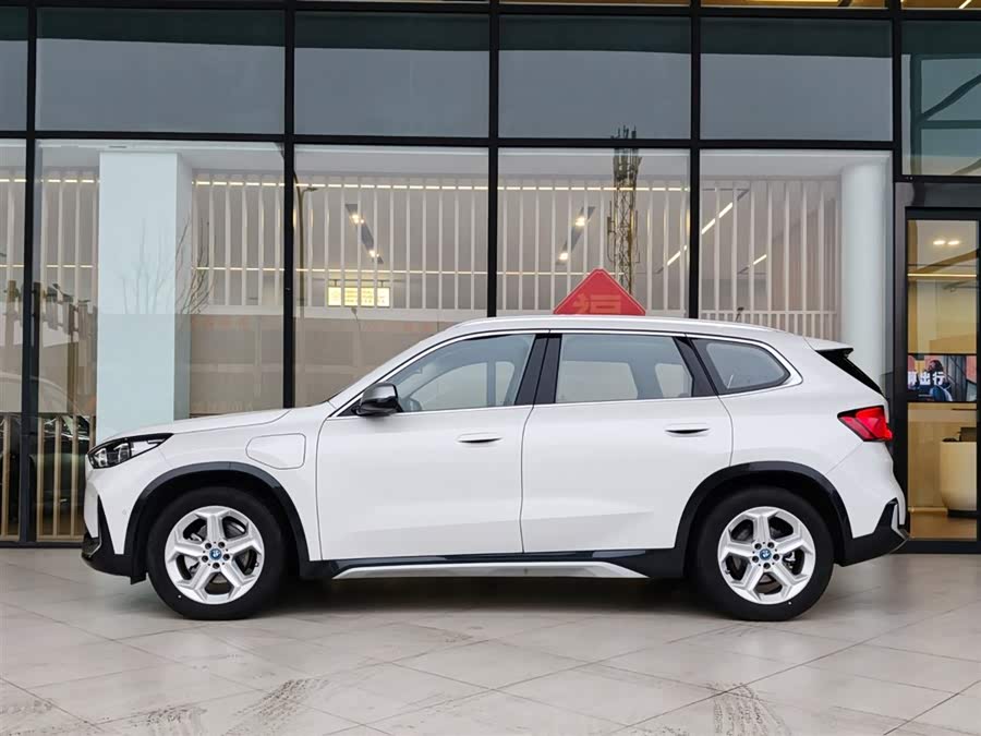 BMW iX1 2025 صورة سيارة #6