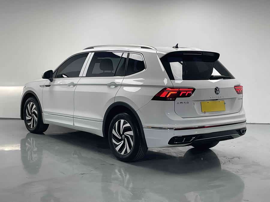 Volkswagen Tiguan L 2024 immagine di auto #6