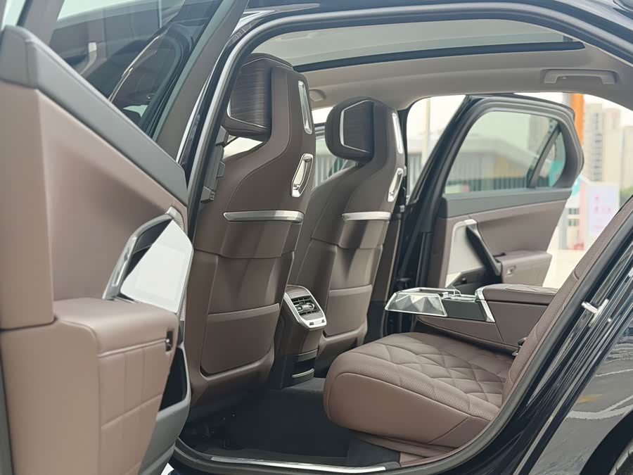 BMW 7 Series 2025 car image #6