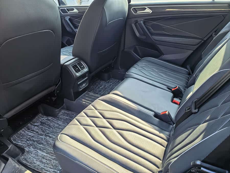 Volkswagen Tiguan L 2024 car image #6