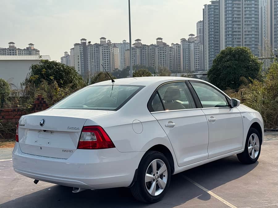 Skoda Rapid 2015 car image #6
