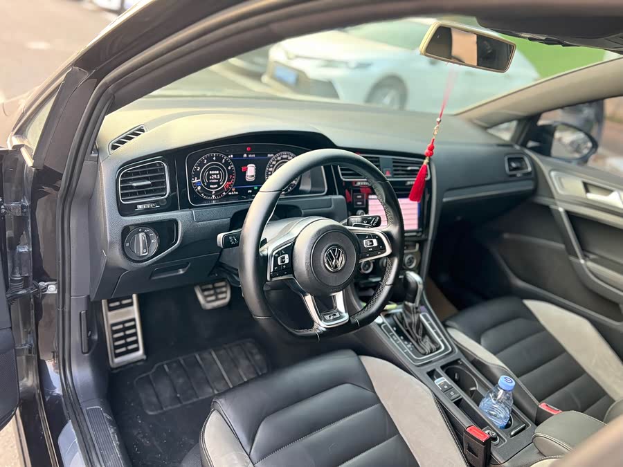 Volkswagen Golf 2019 car image #6