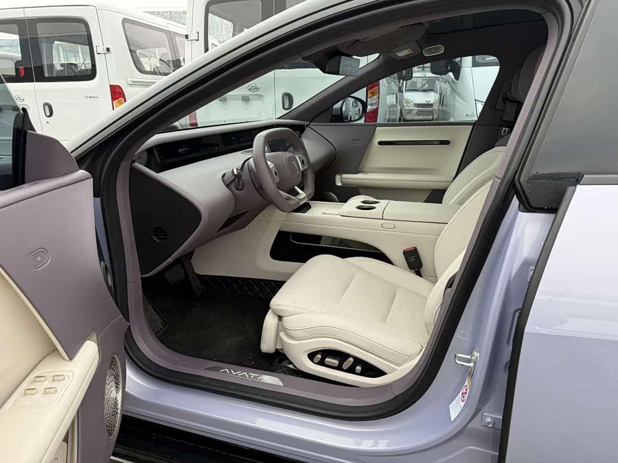 Avatr 06 2025 car image #6