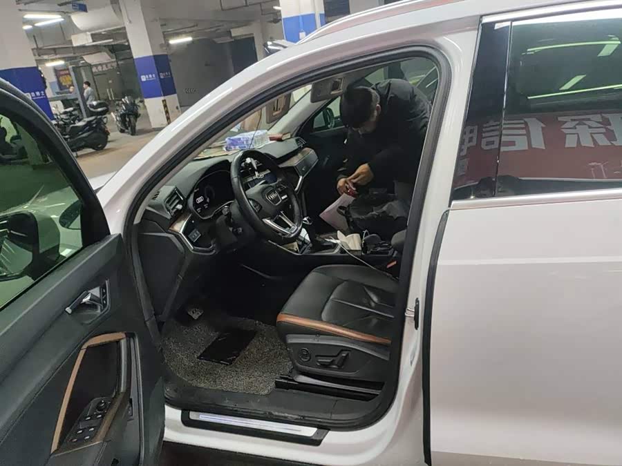 Audi Q3 2021 car image #6