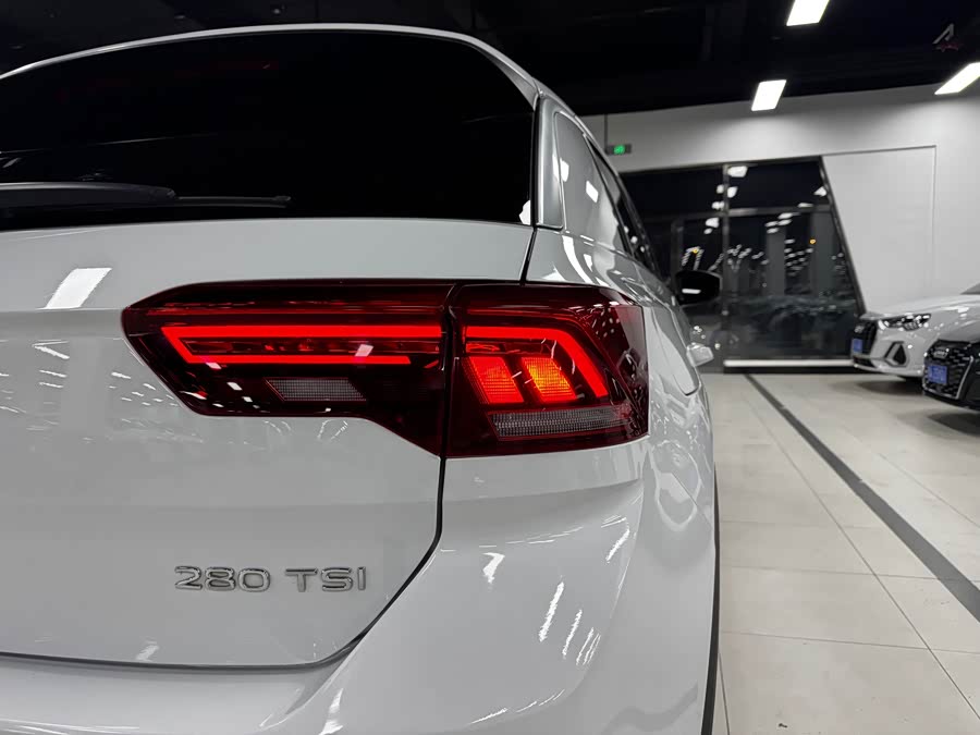 Volkswagen T-Roc 2022 car image #6