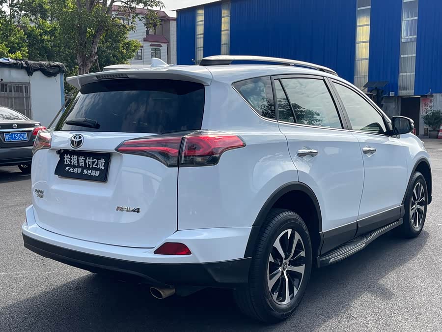 Toyota RAV4 2018 immagine di auto #6