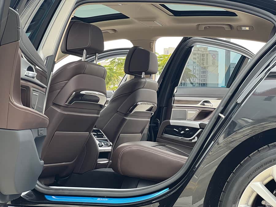 BMW 7 Series 2020 car image #6