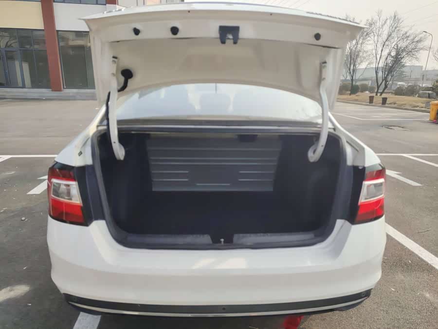 Skoda Rapid 2018 car image #6