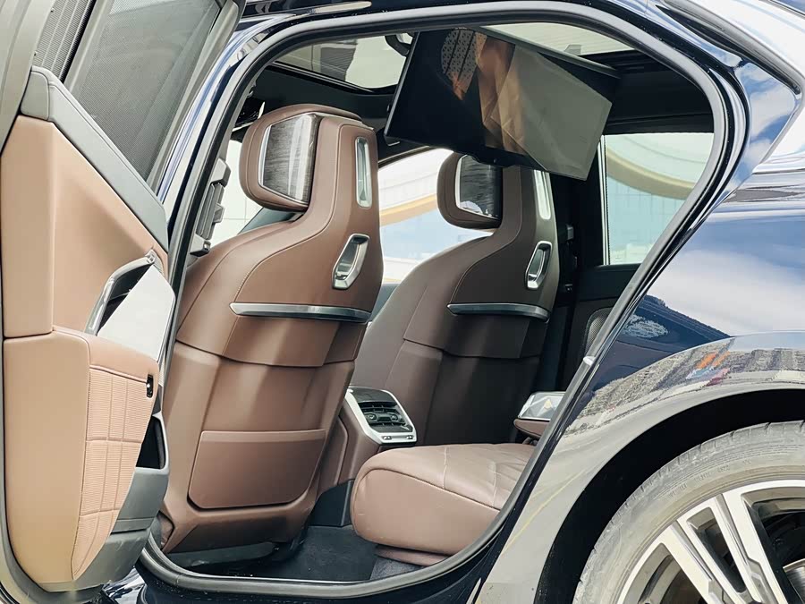 BMW 7 Series 2024 car image #6