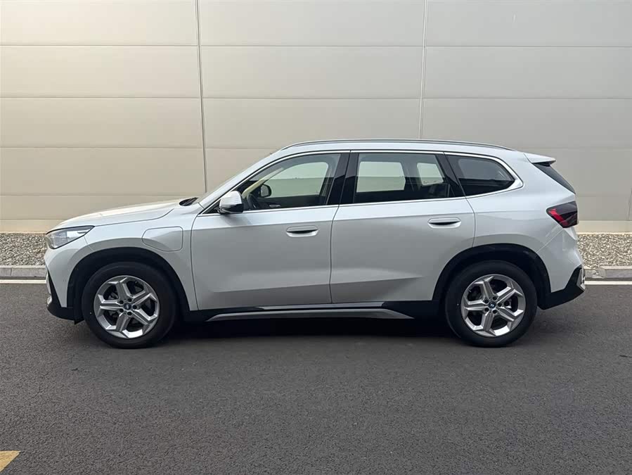 BMW iX1 2025 car image #6