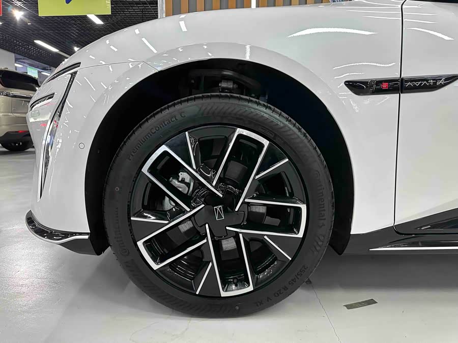 Avatr 06 2025 car image #6