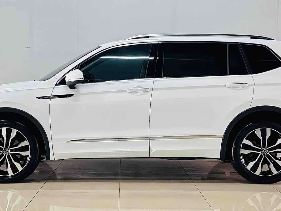 Volkswagen Tiguan L 2023 car image #6
