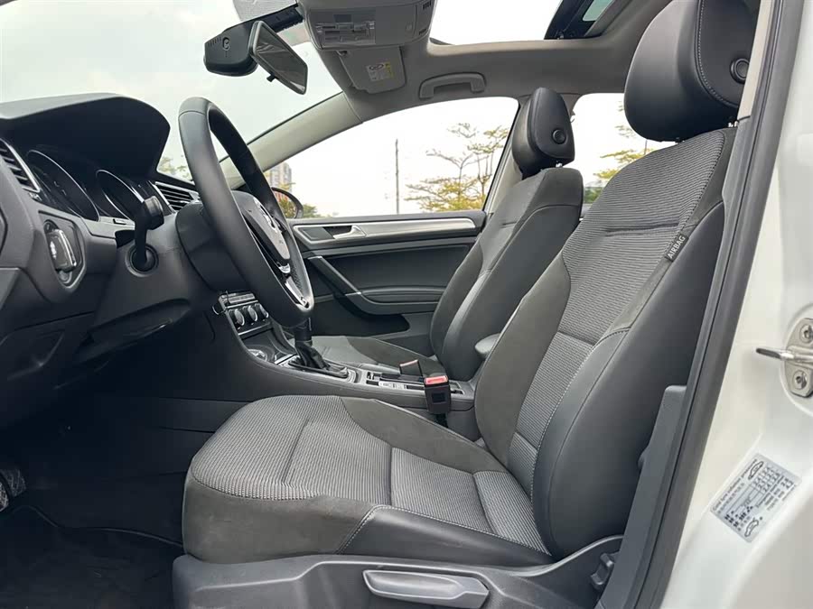 Volkswagen Golf 2019 car image #6