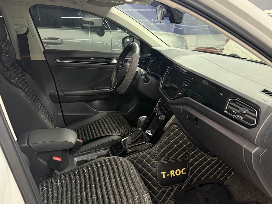 Volkswagen T-Roc 2022 car image #6