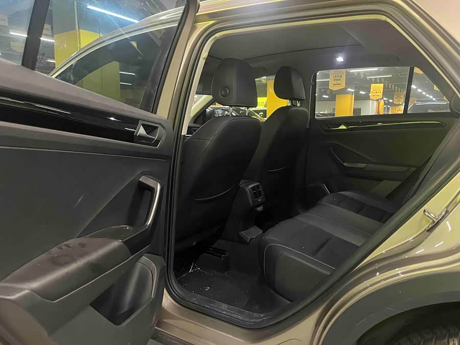 Volkswagen T-Roc 2020 car image #6