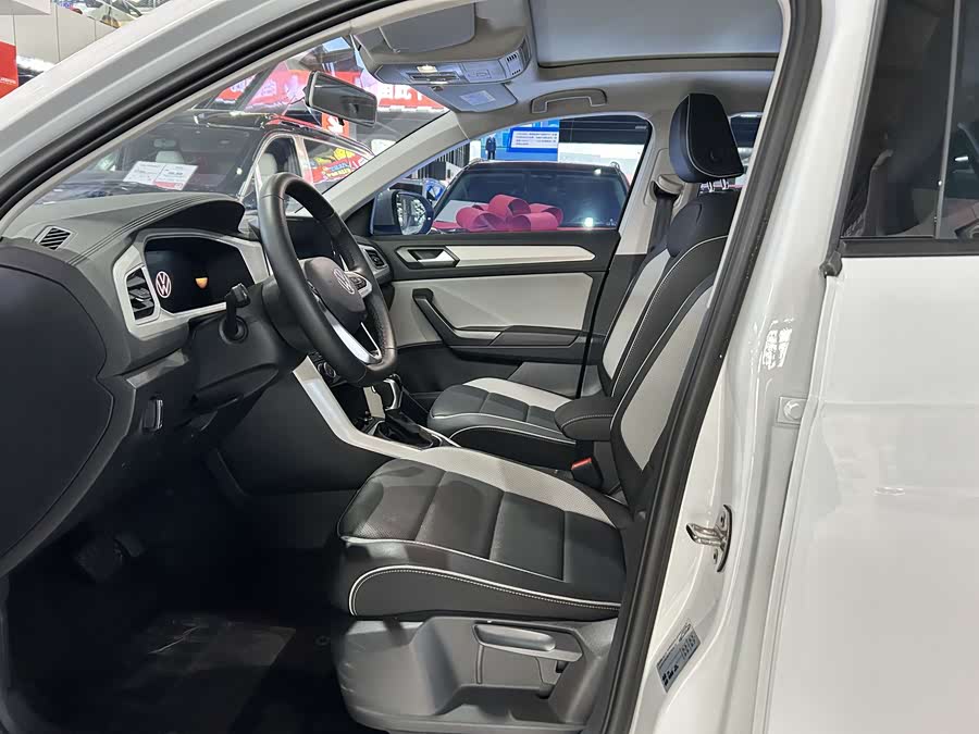 Volkswagen T-Roc 2025 car image #6