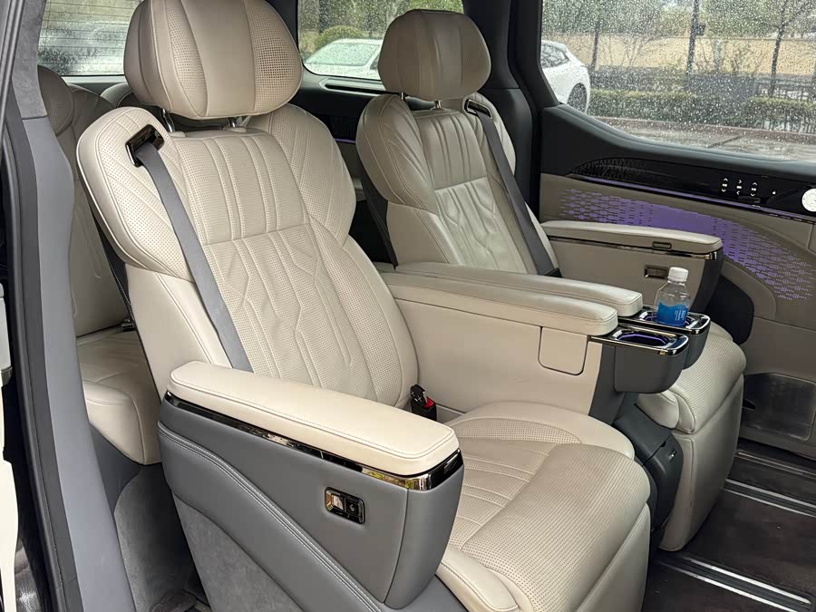 Zeekr 009 2023 car image #6