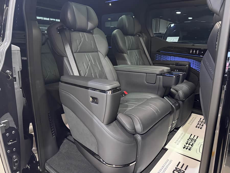 极氪 极氪009 2025 汽车图片 #6