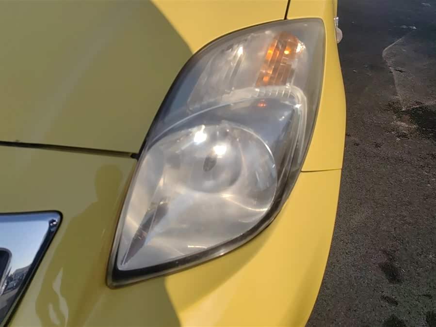 Yaris 2011 car image #6