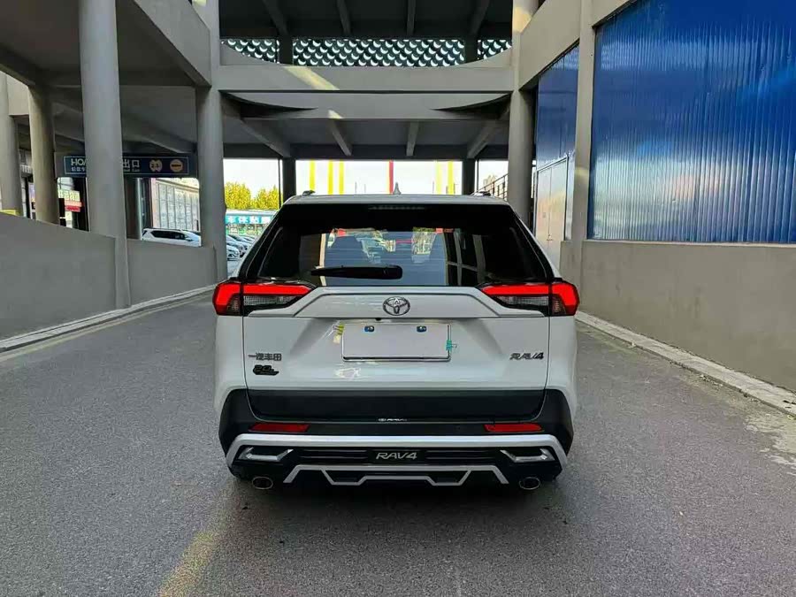 Toyota RAV4 2023 car image #6