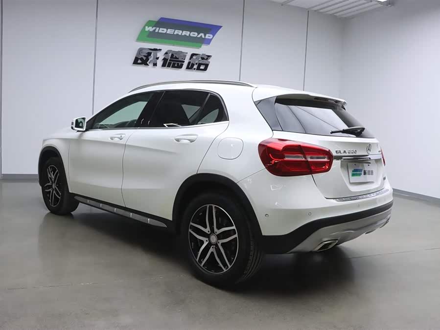 Mercedes-Benz GLA Class 2016 car image #6