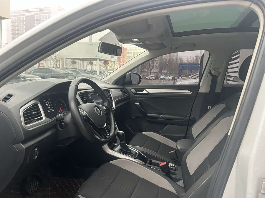 Volkswagen T-Roc 2021 car image #6