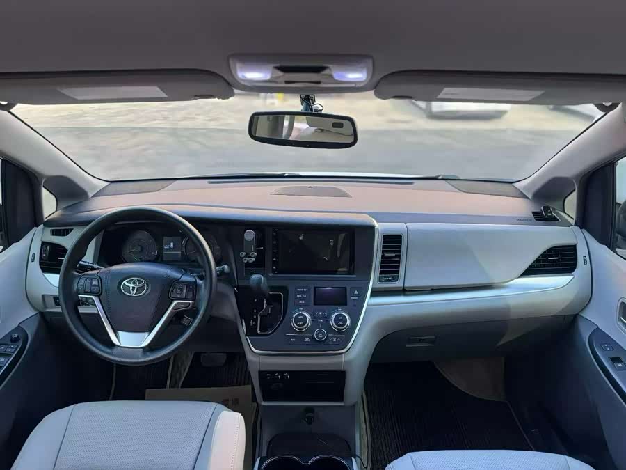 Toyota SIENNA 2018 car image #6
