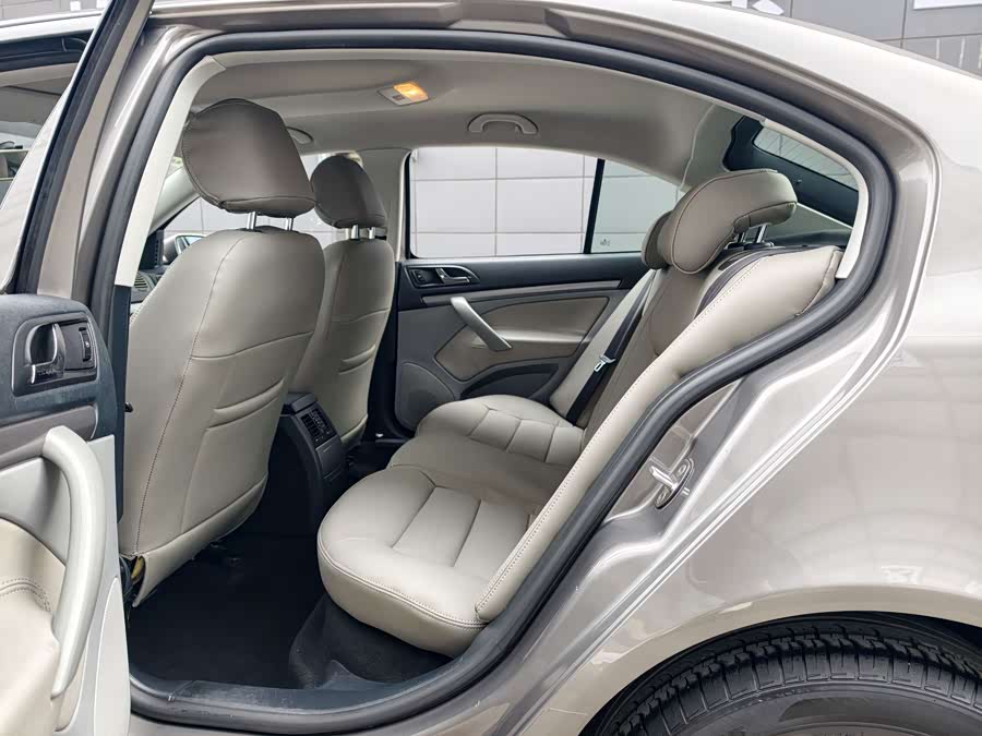 Skoda Octavia 2012 car image #6