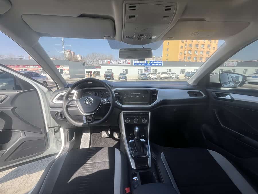 Volkswagen T-Roc 2022 car image #6
