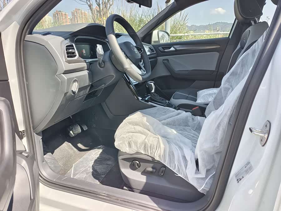 Volkswagen T-Roc 2026 car image #6
