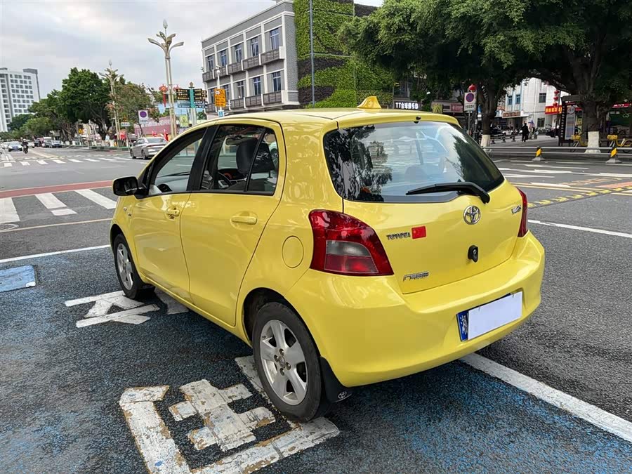 Toyota Yaris 2011 изображение автомобиля #6