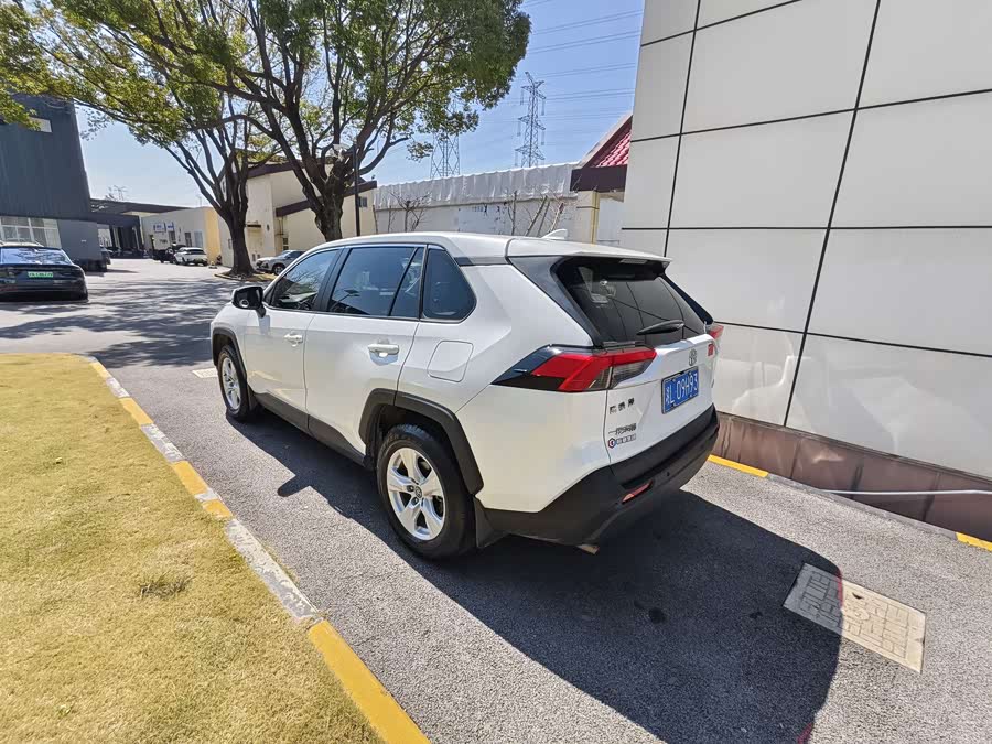 Toyota RAV4 2023 car image #6