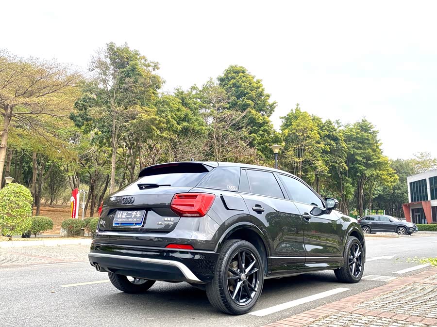 Audi Q2L 2021 صورة سيارة #6