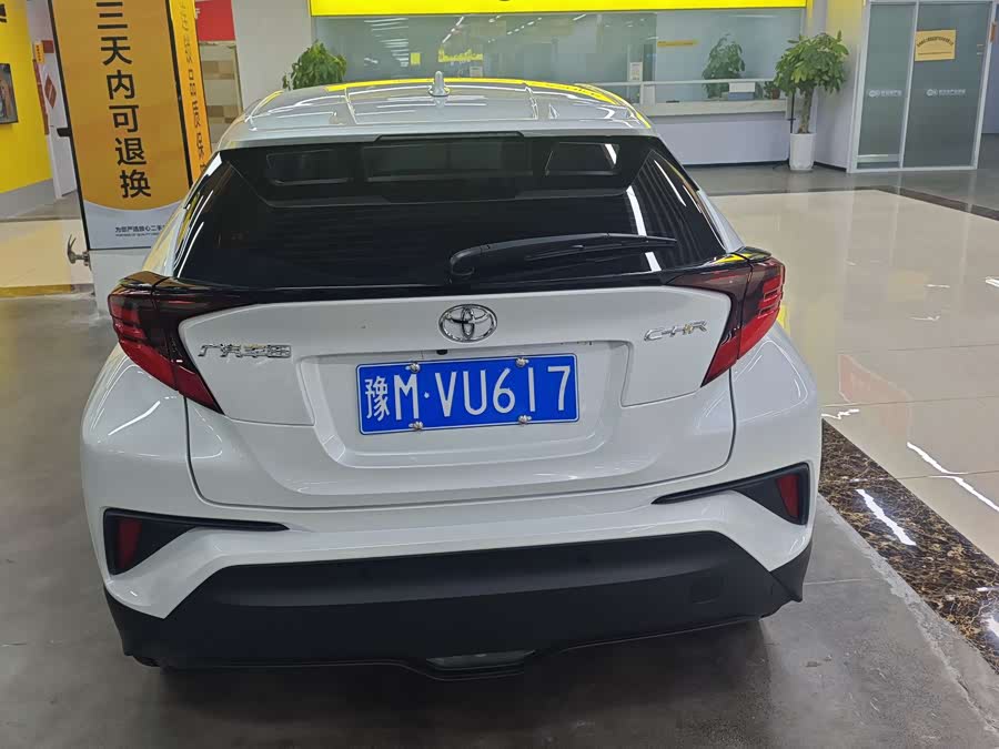 Toyota C-HR 2023 car image #6