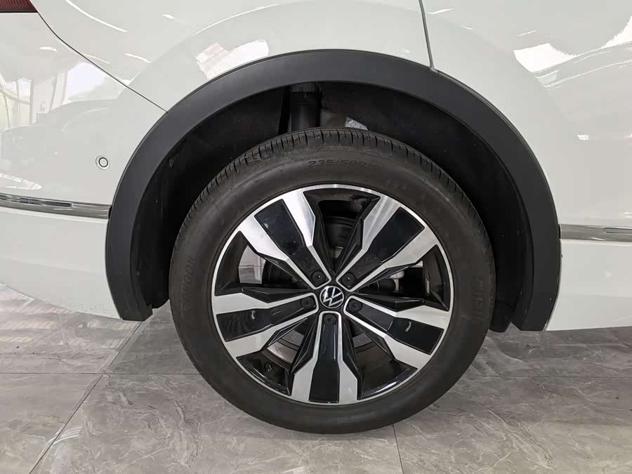 Volkswagen Tiguan L 2022 immagine di auto #6