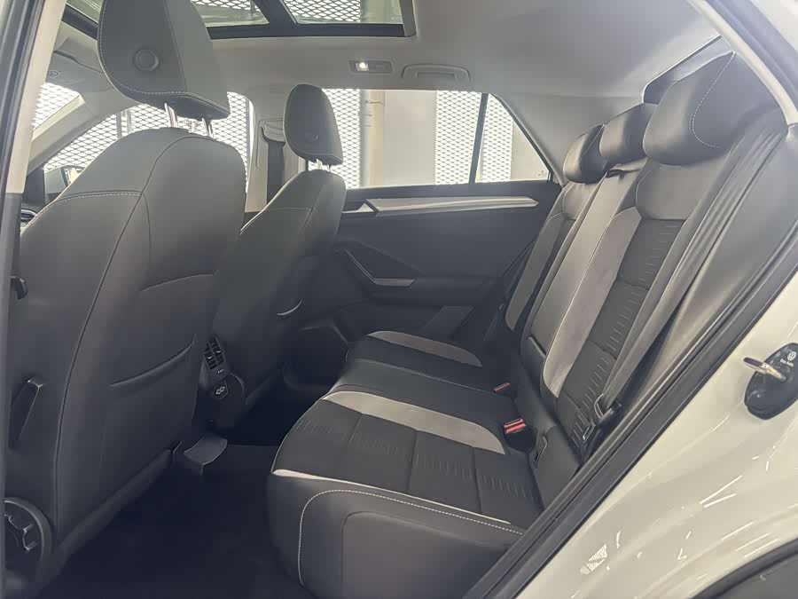 Volkswagen T-Roc 2021 car image #6