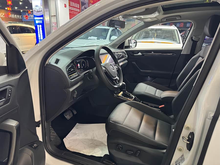 Volkswagen T-Roc 2022 car image #6