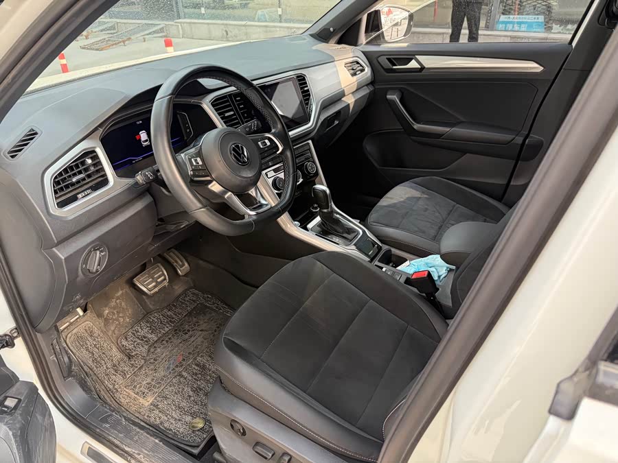 Volkswagen T-Roc 2022 car image #6