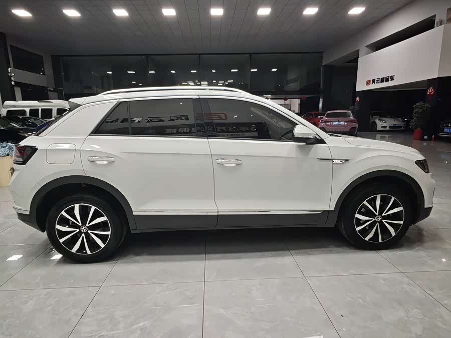 Volkswagen T-Roc 2023 car image #6