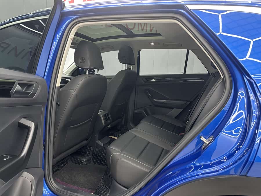 Volkswagen T-Roc 2022 car image #6