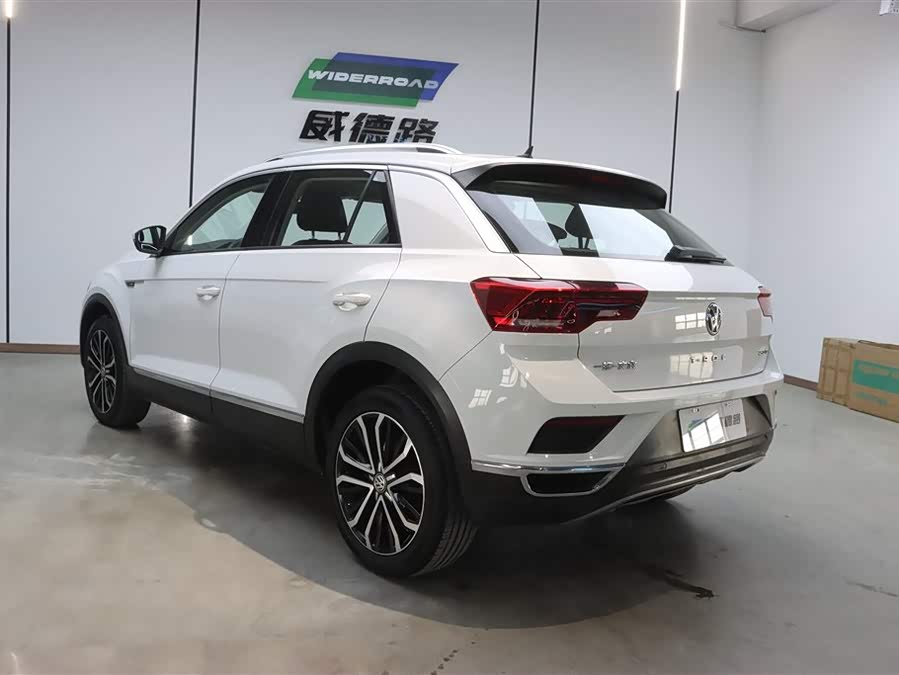 Volkswagen T-Roc 2020 car image #6