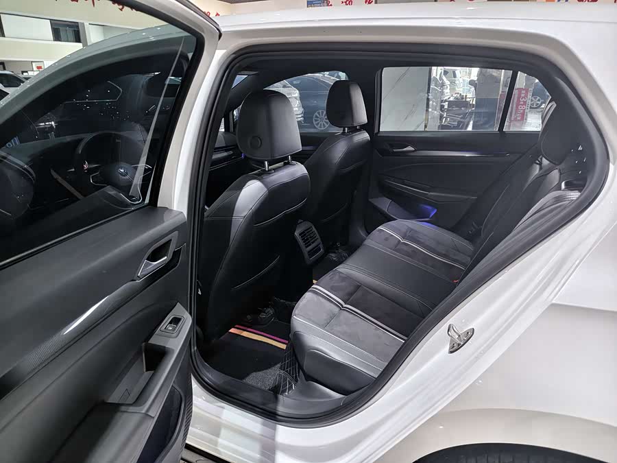 Volkswagen Golf 2022 car image #6