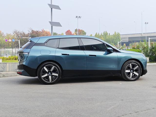 BMW iX 2023 immagine di auto #6