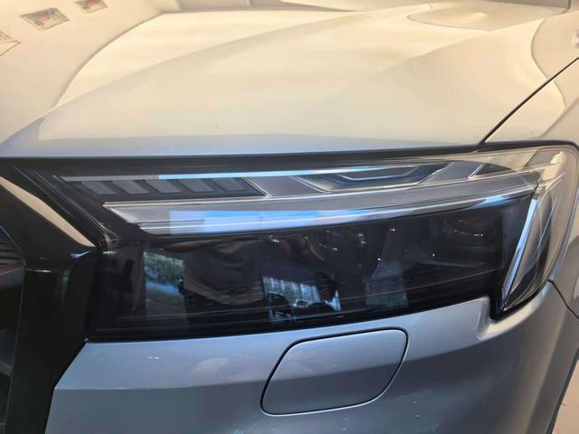 Audi SQ7 2024 car image #6