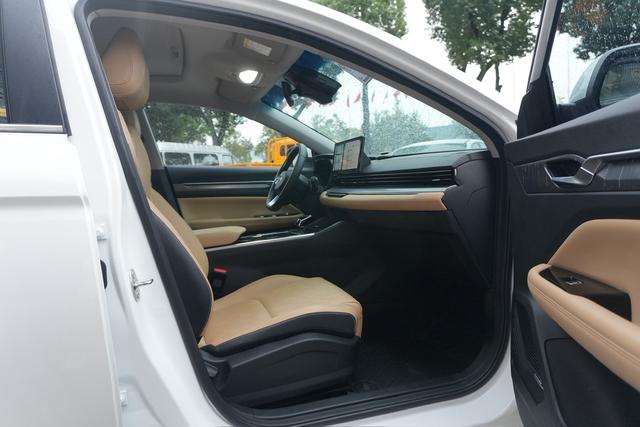 GEELY Emgrand L HiP 2024 immagine di auto #6