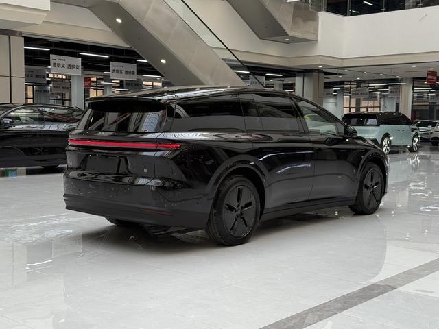 Li i8 2025 image de voiture #6