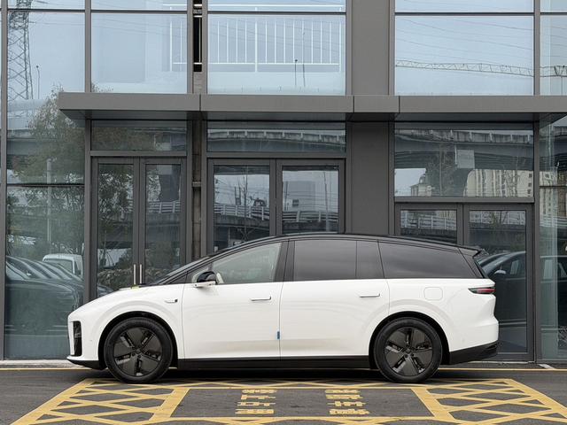 Li i8 2025 image de voiture #6