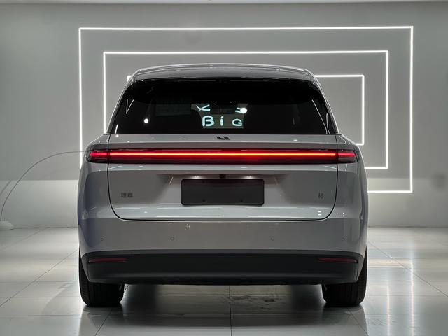 Li i8 2025 image de voiture #6