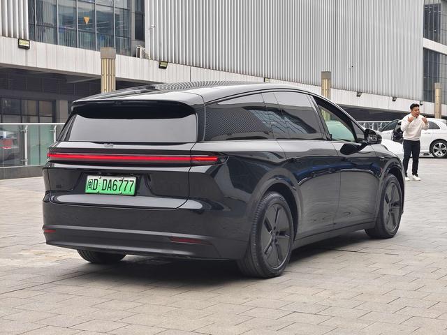 Li i8 2025 image de voiture #6