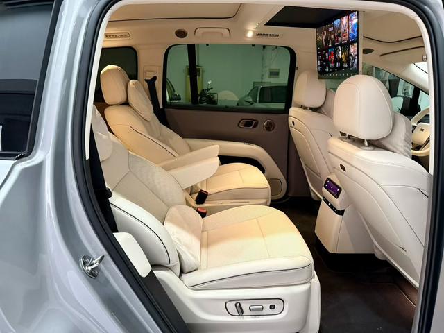 Li i8 2025 image de voiture #6